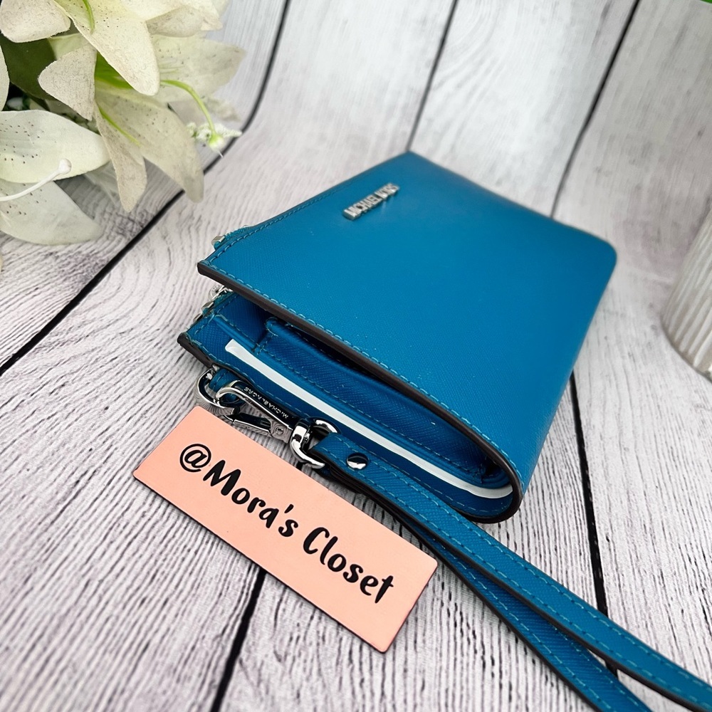 Michael Kors Double Zip Wallet/Wristlet - Picture 2 of 10